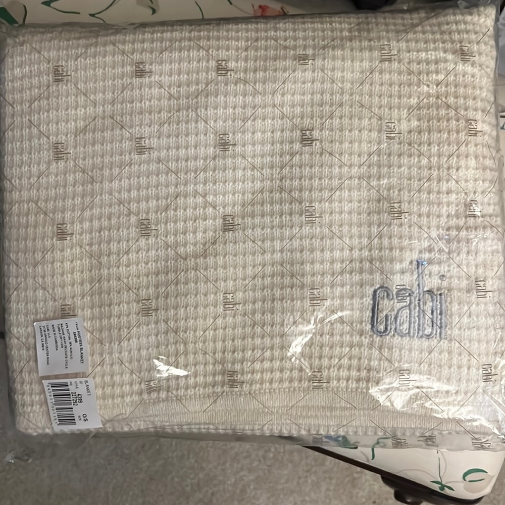 Cabi #4399 Hostess blanket in cream NWT